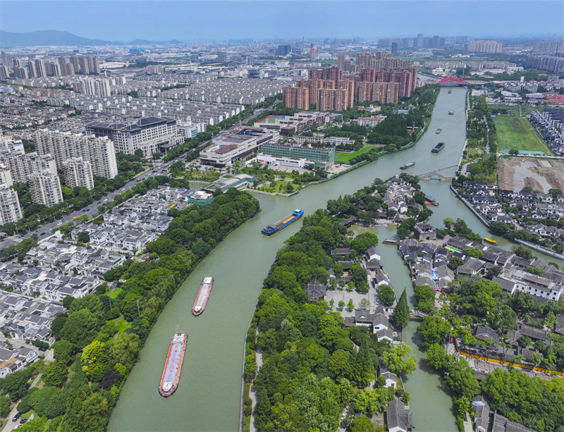 Jiangsu : les transports fluviaux sur la section de Fengqiao du Grand Canal Beijing-Hangzhou à Suzhou battent leur plein