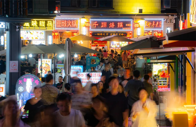 Guizhou : à Guiyang, l'« ambiance de feu » des marchés de nuit enflamme « l'économie nocturne »