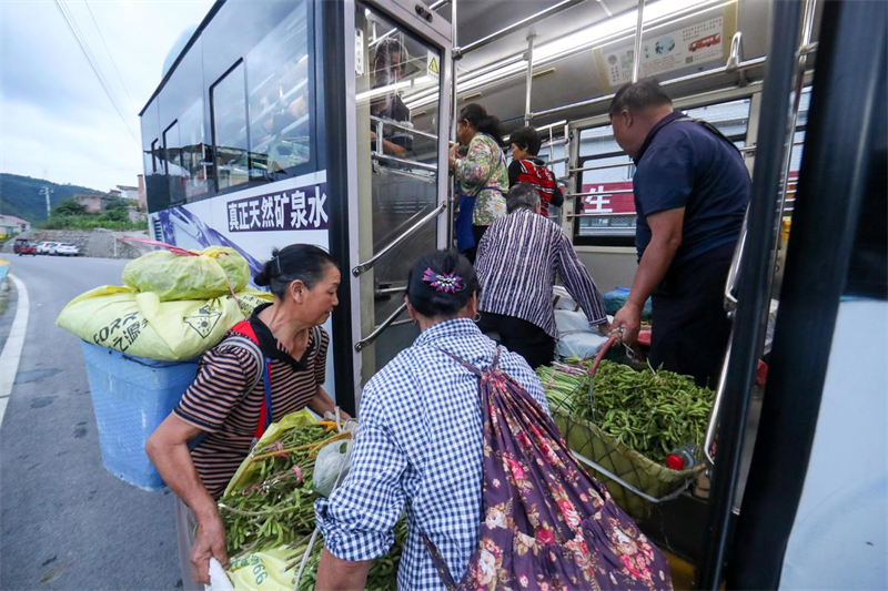 Guizhou : à Guiyang, une ligne de bus rurale spéciale réchauffe les cœurs et aide les agriculteurs