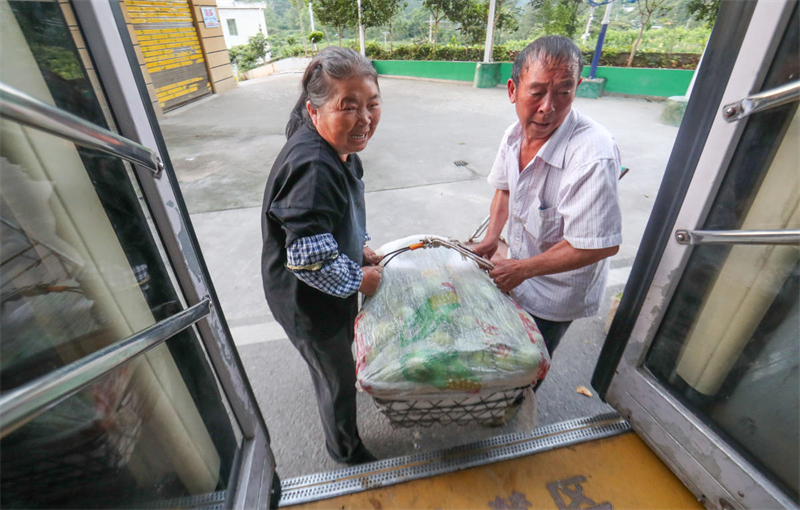 Guizhou : à Guiyang, une ligne de bus rurale spéciale réchauffe les cœurs et aide les agriculteurs