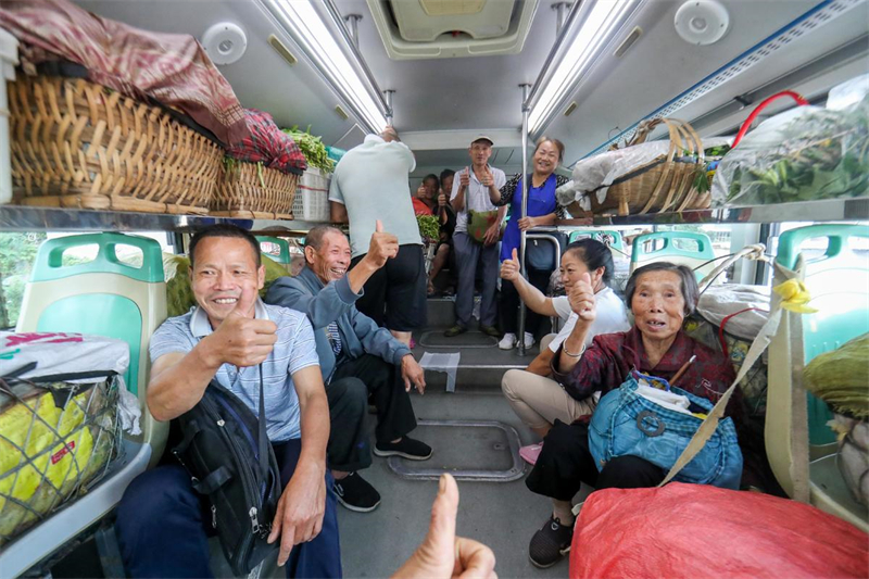 Guizhou : à Guiyang, une ligne de bus rurale spéciale réchauffe les cœurs et aide les agriculteurs