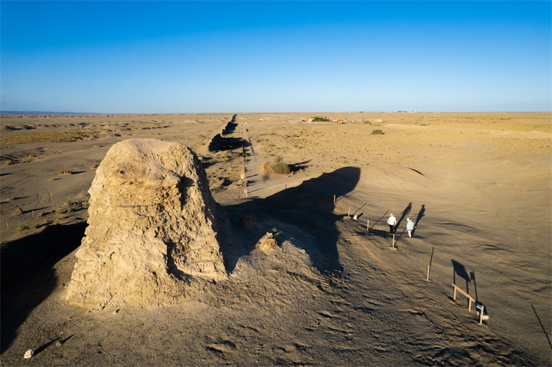 Gansu : enraciné dans le désert depuis 18 ans, le « couple du Gobi » veille sur la Grande Muraille des Han