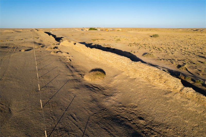 Gansu : enraciné dans le désert depuis 18 ans, le « couple du Gobi » veille sur la Grande Muraille des Han