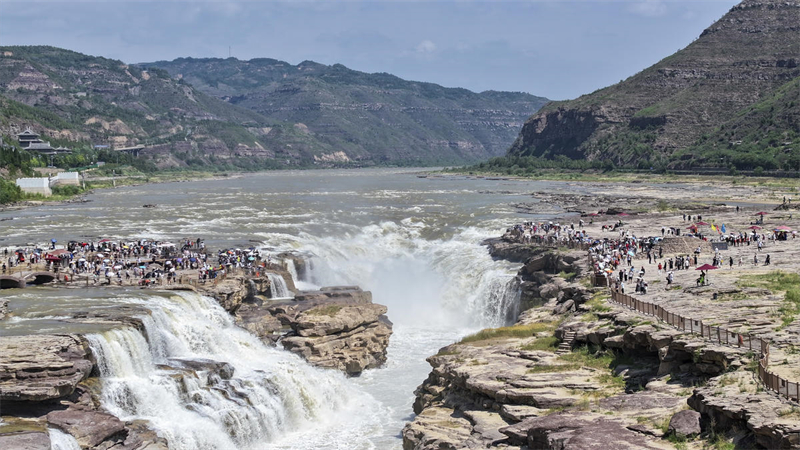 La cascade de Hukou sur le fleuve Jaune à Yichuan très populaire auprès des touristes