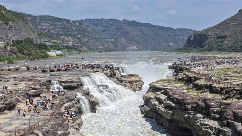 La cascade de Hukou sur le fleuve Jaune à Yichuan très populaire auprès des touristes