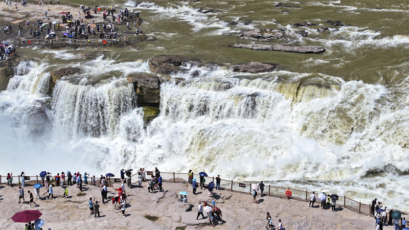 La cascade de Hukou sur le fleuve Jaune à Yichuan très populaire auprès des touristes