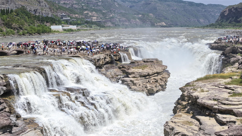 La cascade de Hukou sur le fleuve Jaune à Yichuan très populaire auprès des touristes