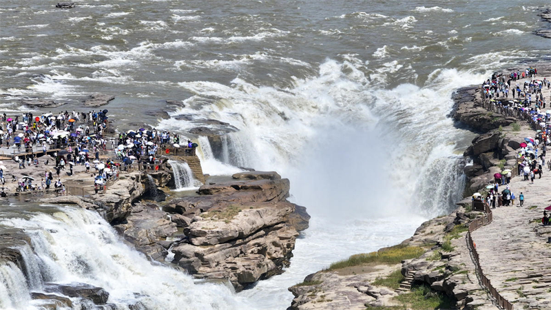 La cascade de Hukou sur le fleuve Jaune à Yichuan très populaire auprès des touristes