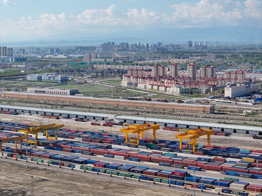 Photo aérienne de la zone de transfert de charges du port de Horgos, à Horgos, dans la région autonome ouïgoure du Xinjiang, dans le nord-ouest de la Chine, le 18 avril 2024. (Photo : Zhao Ge) 