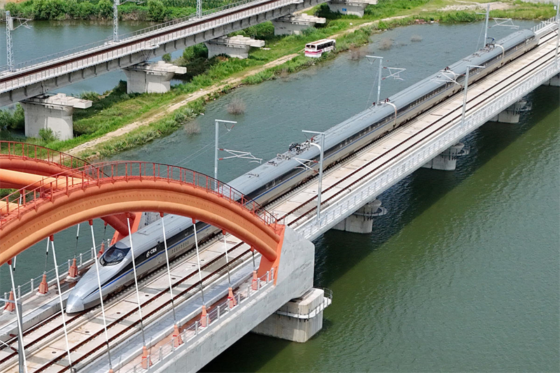 Shandong : un train d'inspection fait un essai sur la ligne à grande vitesse Weiyan à Yantai