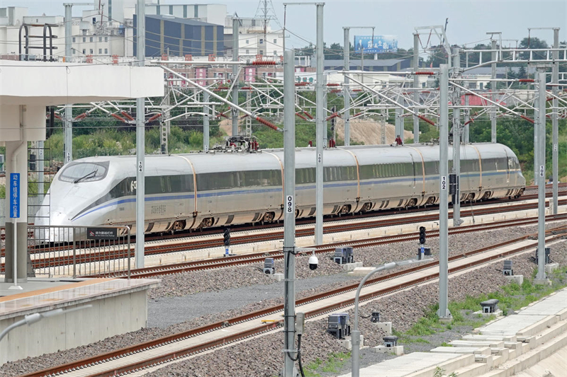 Shandong : un train d'inspection fait un essai sur la ligne à grande vitesse Weiyan à Yantai