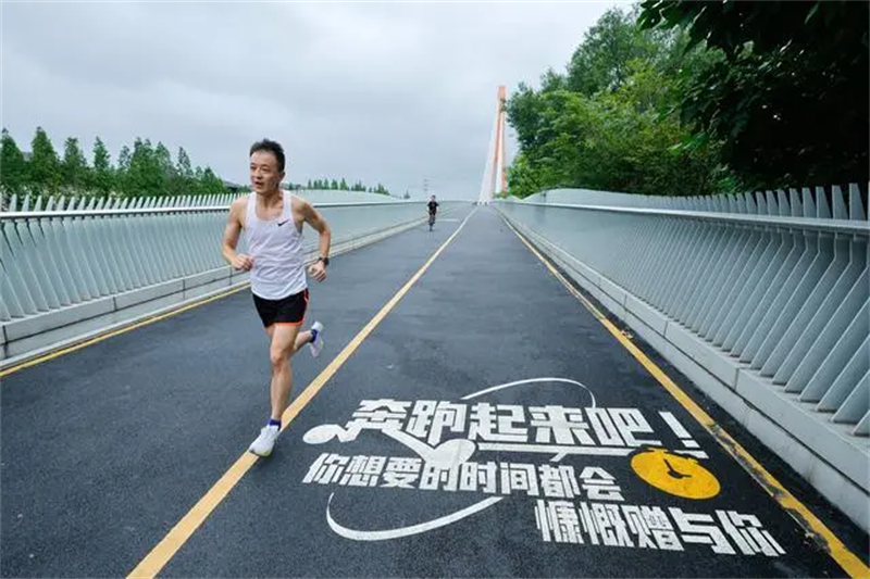 Un Chinois a couru 13 023 kilomètres en 1 087 jours pour arriver jusqu'aux Jeux Olympiques de Paris