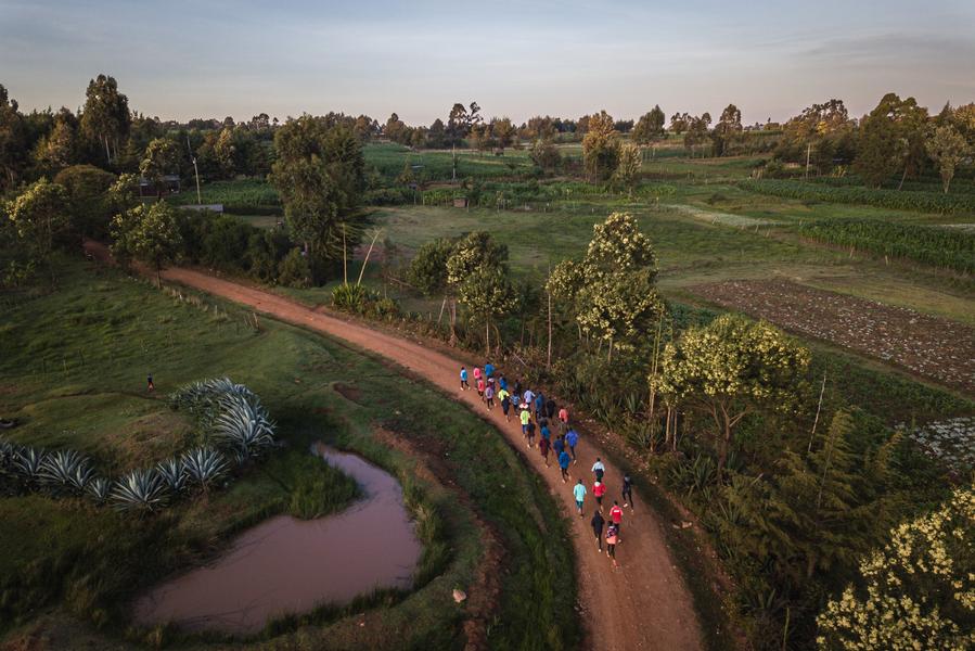 Photo aérienne prise le 5 juin 2023 montrant des coureurs kényans participant à une session d'entraînement matinale à Iten, au Kenya. (Xinhua/Wang Guansen)