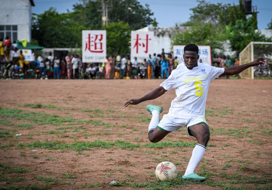 Photo prise le 25 mai 2024 montrant un membre de l'équipe finaliste en compétition lors de la finale de la première Super Ligue des villages à Parakou, au Bénin. (Xinhua/Li Yahui)