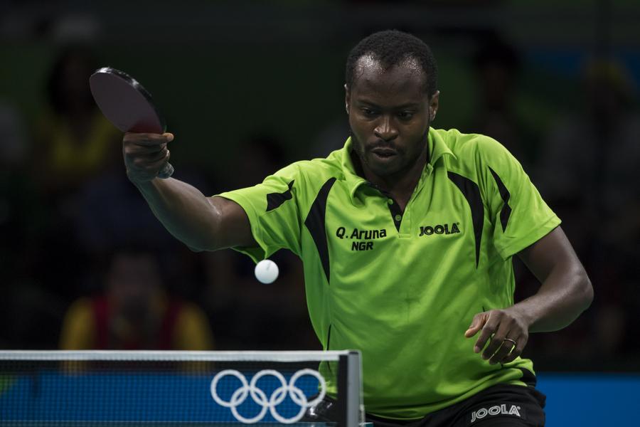 Photo prise le 8 août 2016 montrant Quadri Aruna, du Nigeria, renvoyant la balle lors du 4e tour du tournoi olympique de tennis de table en simple messieurs aux JO de Rio 2016, au Brésil. (Xinhua/Shen Bohan)