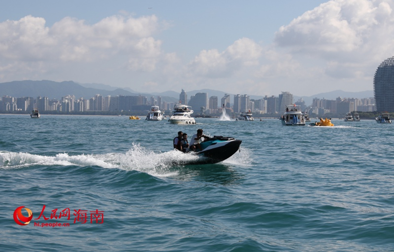 Des touristes s'adonnent à des activités nautiques à Sanya, dans la province de Hainan (sud de la Chine). (Fu Wuping / Le Quotidien du Peuple en ligne)