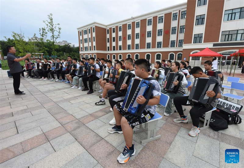 Xinjiang : la ville de Tacheng promeut la culture et le tourisme de l'accordéon