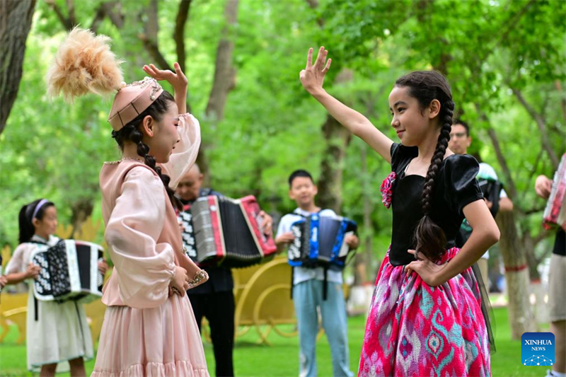 Xinjiang : la ville de Tacheng promeut la culture et le tourisme de l'accordéon