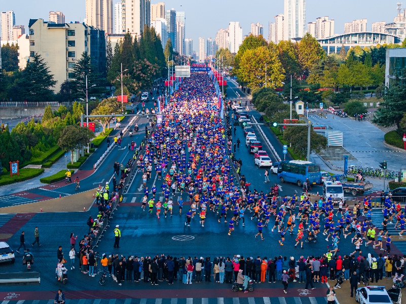 Des coureurs courent pendant le marathon de Rizhao, à Rizhao, dans la province du Shandong (est de la Chine), en 2023. (Photo avec l'aimable autorisation du département de la communication du Comité municipal du Parti communiste chinois de Rizhao)