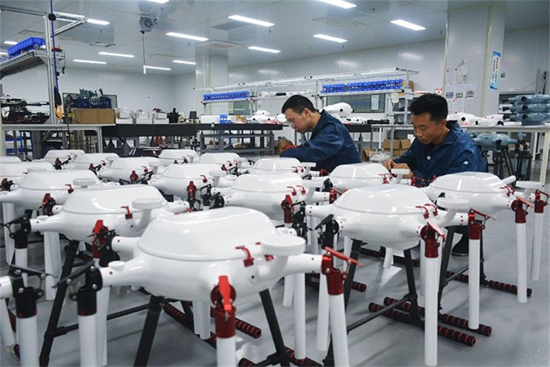 Des drones sont fabriqués dans un atelier d'une entreprise de technologie aérienne à Anqing, dans la province de l'Anhui (est de la Chine). (Wu Junqi / Le Quotidien du Peuple en ligne)