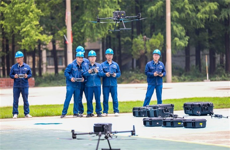 Des employés du centre de drones de la branche du Huaibei de State Grid dans la province de l'Anhui (est de la Chine), participent à une session de formation au fonctionnement des drones. (Wang Wen / Le Quotidien du Peuple en ligne)