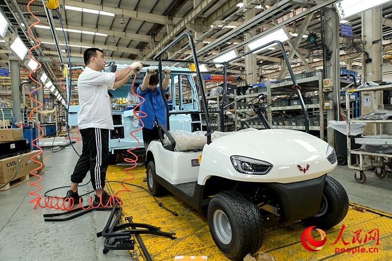 Des ouvriers effectuent la production sur commande de bus touristiques dans l'atelier de production de véhicules tout-terrain de Liuzhou Wuling Automobile Industry Co., Ltd., à Liuzhou, dans la région autonome Zhuang du Guangxi (sud de la Chine). (Lei Qijun / Le Quotidien du Peuple en ligne)