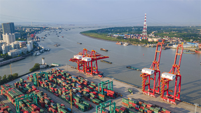 Shanghai : le trafic de marchandises sur le Huangpu est intense