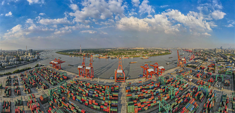 Shanghai : le trafic de marchandises sur le Huangpu est intense