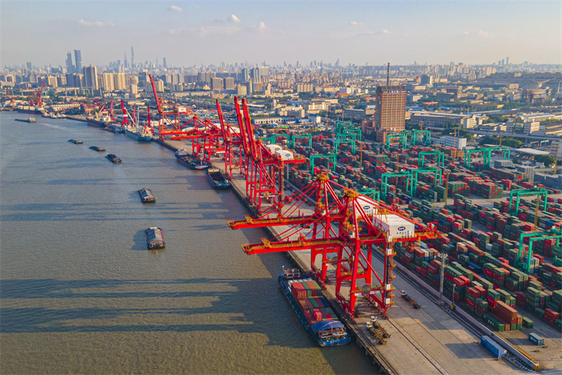 Shanghai : le trafic de marchandises sur le Huangpu est intense