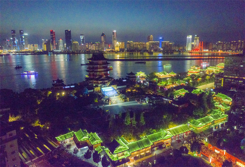 Jiangxi : le quartier touristique du Pavillon Tengwang dynamise l'économie nocturne de Nanchang