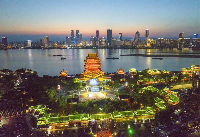 Jiangxi : le quartier touristique du Pavillon Tengwang dynamise l'économie nocturne de Nanchang