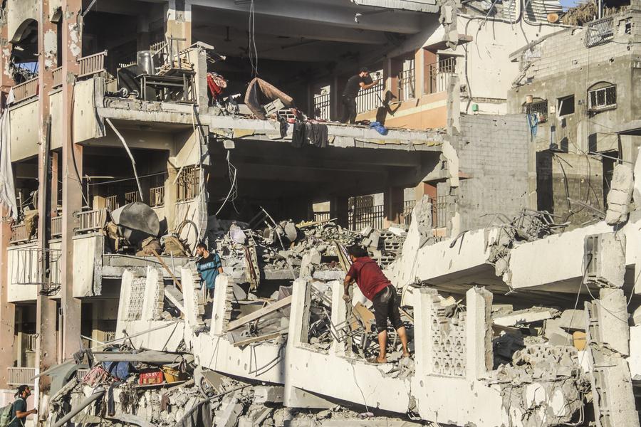 Photo prise le 3 août 2024 montrant des Palestiniens inspectant l'école de Hamama attaquée par des avions de guerre israéliens dans le quartier de Sheikh Radwan, au nord de la ville de Gaza. (Xinhua/Mahmoud Zaki)