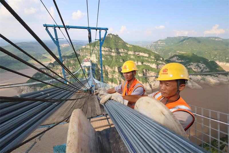 Henan : le pont sur le fleuve Jaune de l'autoroute Jixin entre dans la phase d'installation du câble principal