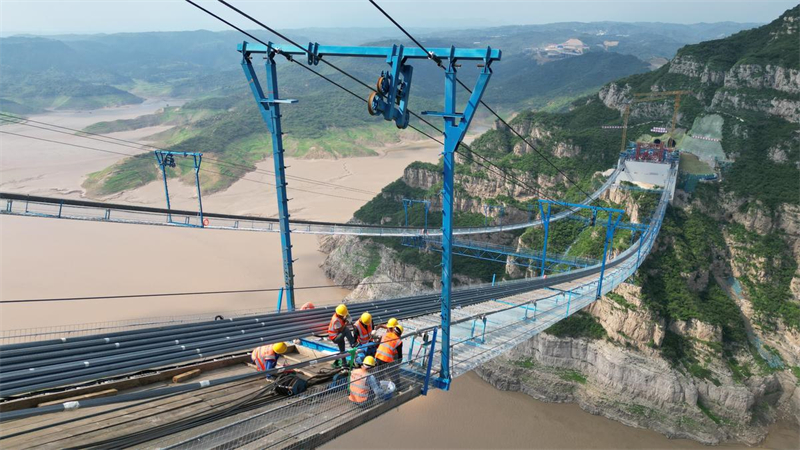 Henan : le pont sur le fleuve Jaune de l'autoroute Jixin entre dans la phase d'installation du câble principal