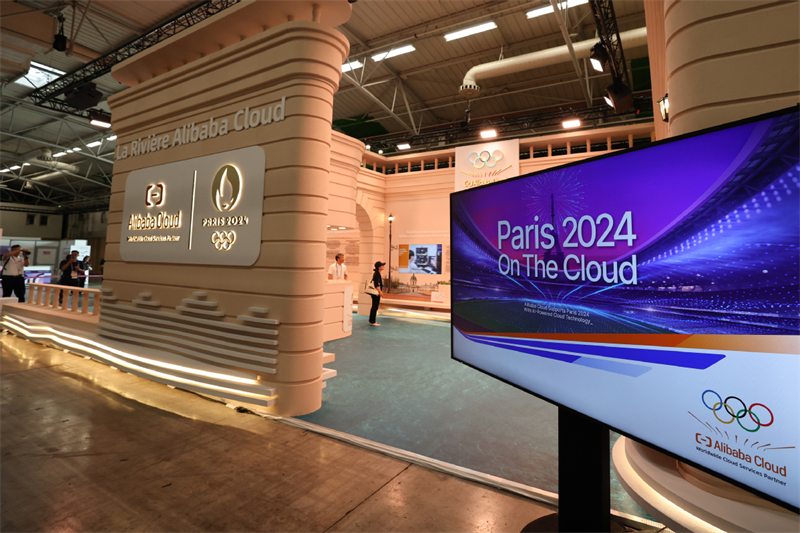 La zone d'exposition d'Alibaba Cloud au Centre international de radiodiffusion à Paris. (Huang Zongzhi / Xinhua)