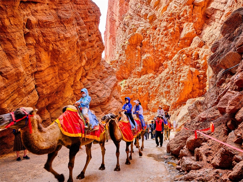 Xinjiang : à Kuqa, le Grand canyon de Tianshan regorge de touristes