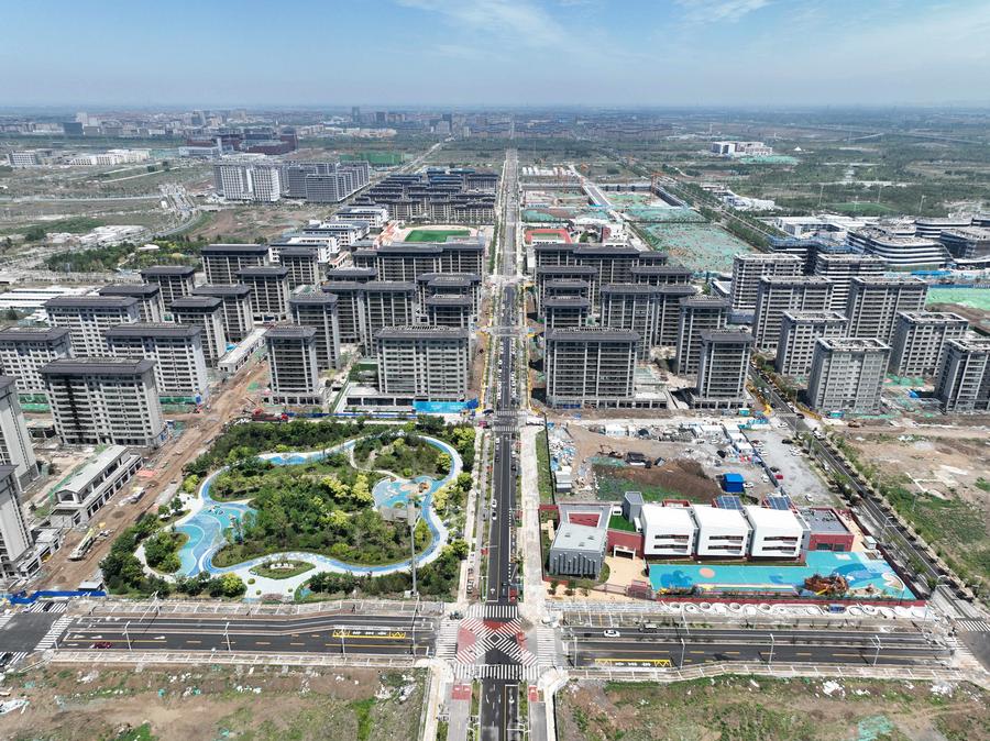 Photo aérienne prise le 4 juillet 2023 montrant le chantier d'un projet de logements dans la Nouvelle Zone de Xiong'an, dans la province du Hebei (nord de la Chine). (Photo : Xing Guangli)