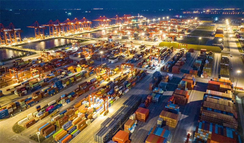 Photo montrant une scène animée d'un terminal intelligent automatisé dans la zone portuaire de Taicang du port de Suzhou, dans la province du Jiangsu (est de la Chine), le 16 juillet. (Ji Haixin / Pic.people.com.cn)