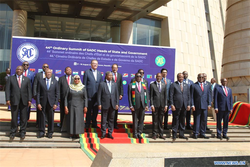 Les participants posent pour une photo de groupe lors du 44e sommet ordinaire des chefs d'Etat et de gouvernement de la Communauté de développement de l'Afrique australe (SADC) à Harare, au Zimbabwe, le 17 août 2024. Le 44e sommet ordinaire des chefs d'Etat et de gouvernement de la SADC a eu lieu samedi, les dirigeants régionaux ayant souligné la nécessité de continuer à favoriser la stabilité politique et économique pour accélérer l'intégration régionale et l'industrialisation. (Xinhua/Tafara Mugwara)