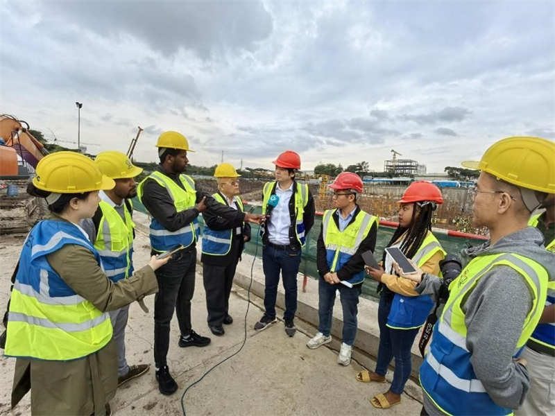 Une interview conjointe réalisée par les médias chinois et éthiopiens sur le chantier de construction du futur siège du groupe Ethiopian Airlines. (Ren Yan / Le Quotidien du peuple)