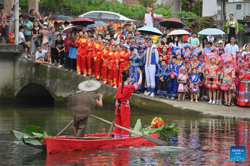 Guangxi : le canton de Wangdong veut créer une marque de « culture de l'eau » et stimuler le tourisme culturel ethnique