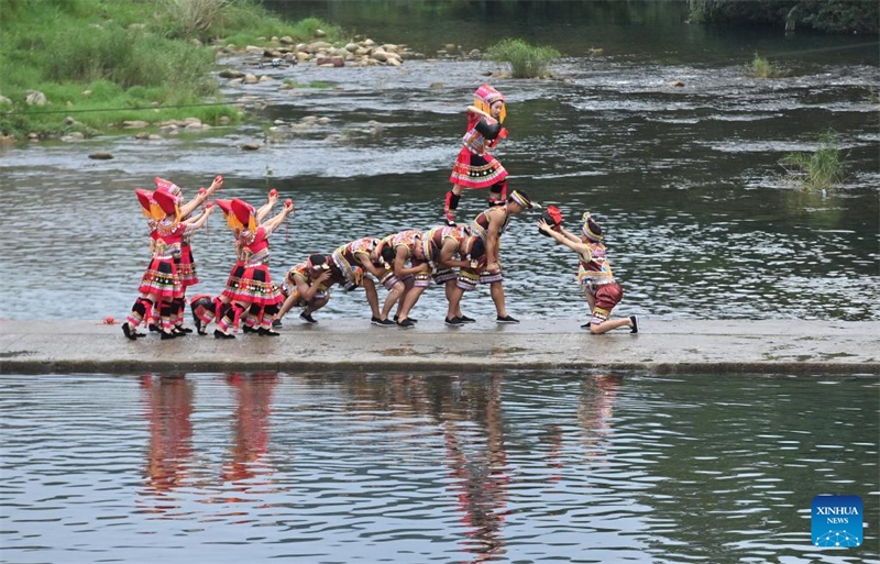 Guangxi : le canton de Wangdong veut créer une marque de « culture de l'eau » et stimuler le tourisme culturel ethnique