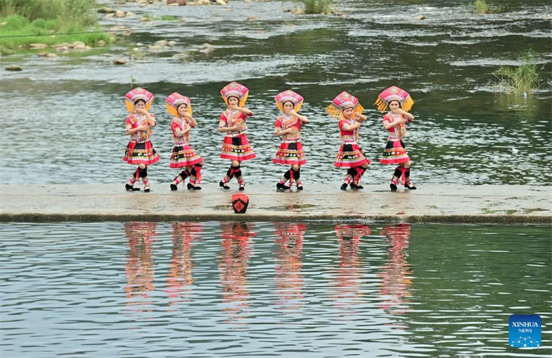 Guangxi : le canton de Wangdong veut créer une marque de « culture de l'eau » et stimuler le tourisme culturel ethnique