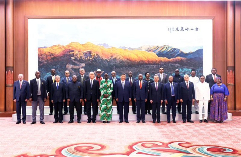 Xi Jinping rencontre des invités étrangers assistant à la commémoration du 40e anniversaire de l'affiliation de l'APN à l'UIP à Beijing