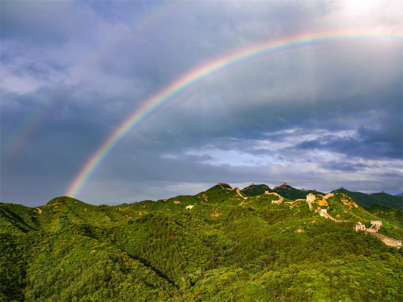 Hebei : un magnifique arc-en-ciel apparaît au-dessus de la Grande Muraille de Jinshanling