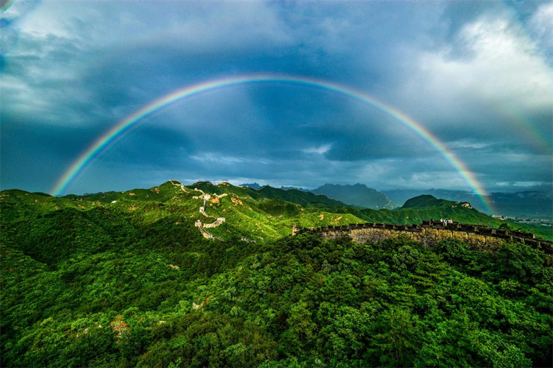 Hebei : un magnifique arc-en-ciel apparaît au-dessus de la Grande Muraille de Jinshanling