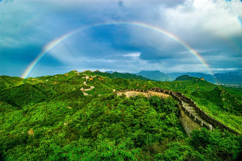 Hebei : un magnifique arc-en-ciel apparaît au-dessus de la Grande Muraille de Jinshanling