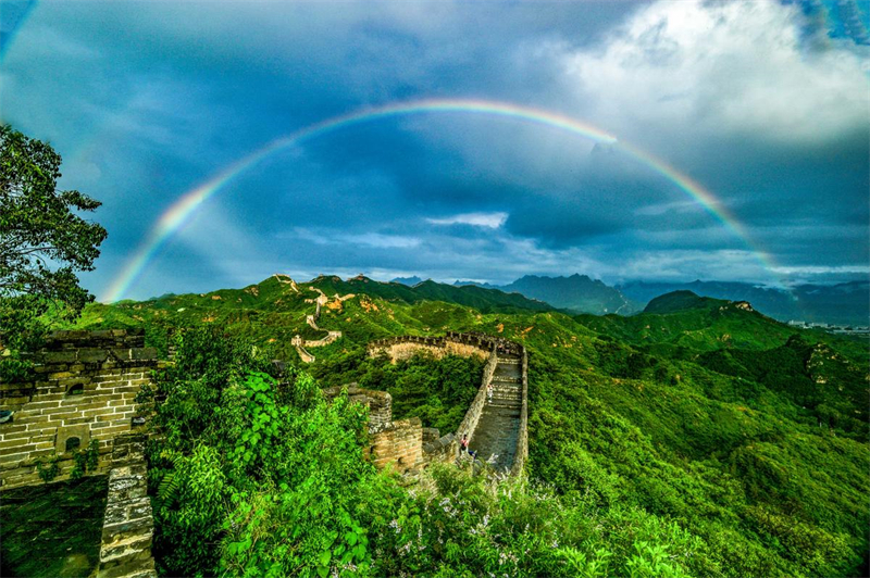 Hebei : un magnifique arc-en-ciel apparaît au-dessus de la Grande Muraille de Jinshanling