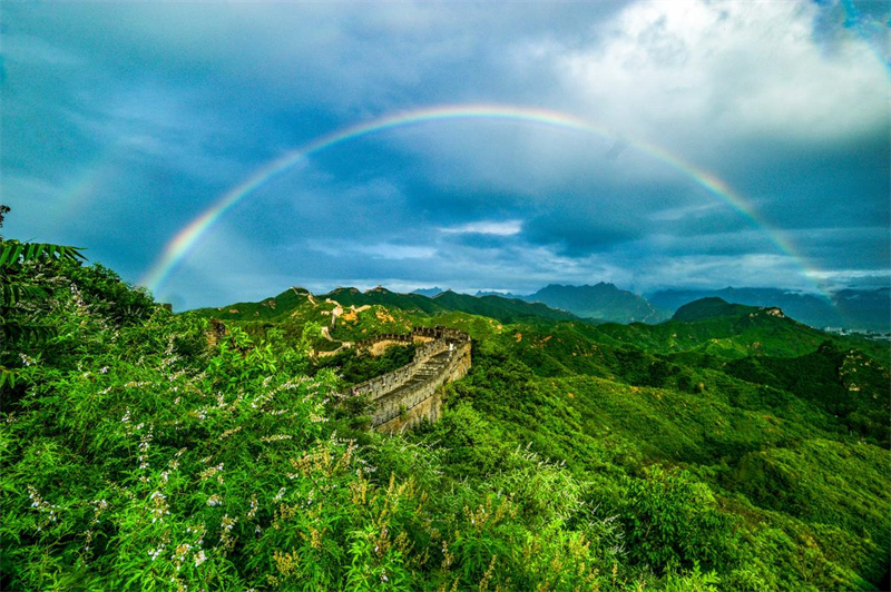 Hebei : un magnifique arc-en-ciel apparaît au-dessus de la Grande Muraille de Jinshanling