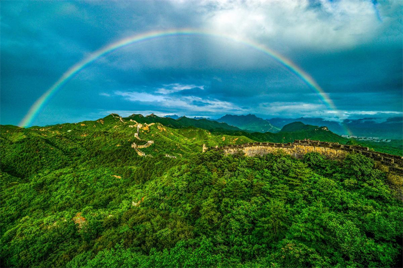 Hebei : un magnifique arc-en-ciel apparaît au-dessus de la Grande Muraille de Jinshanling